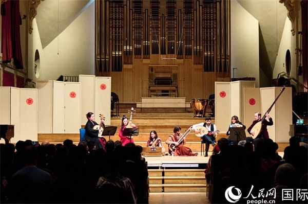 英國中樂團和倫敦魯特琴樂團演奏《絲綢之韻》。楊浩鵬攝