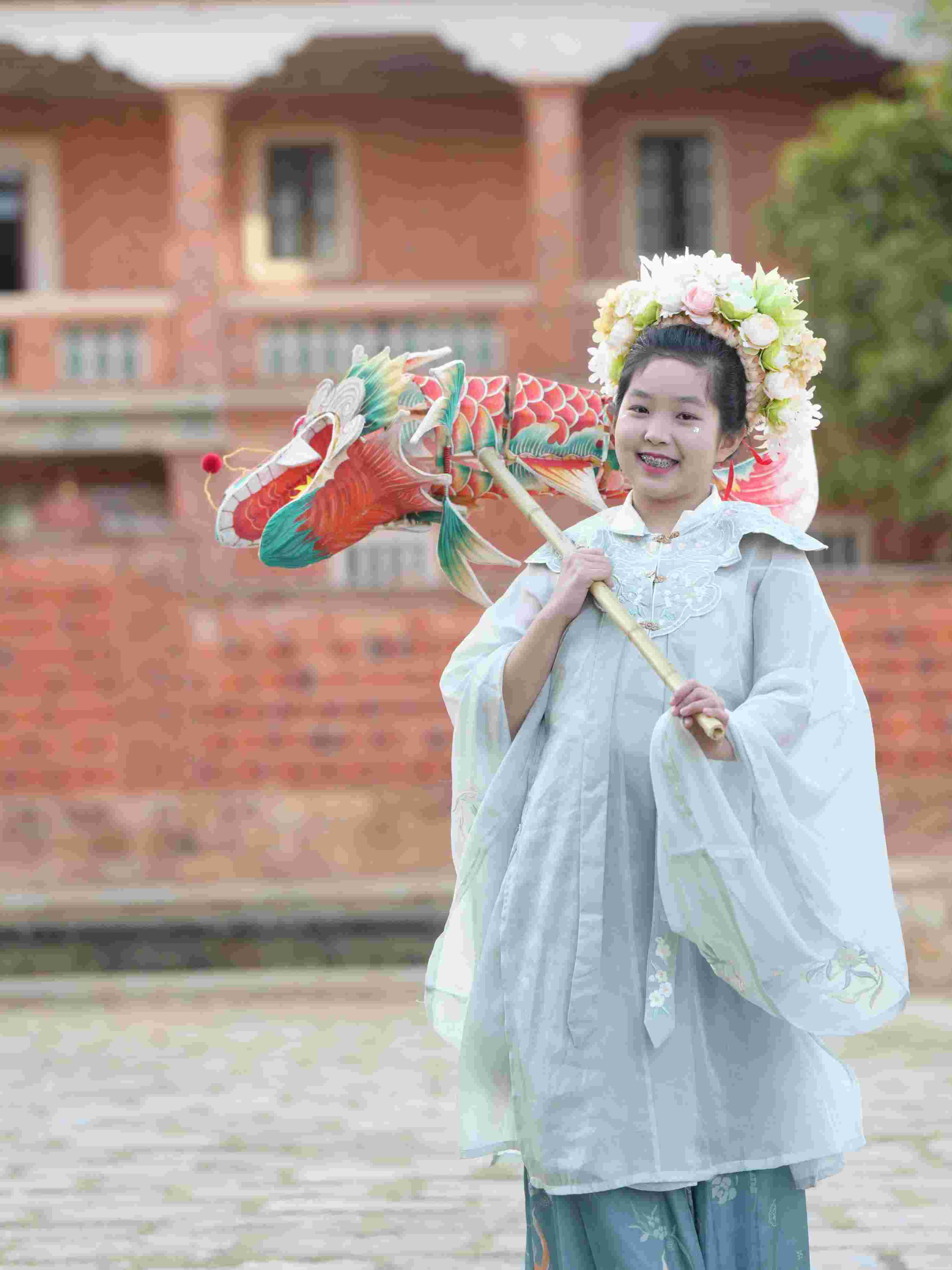 在泉州，沈女士為女兒拍下頭戴簪花的照片。受訪者供圖