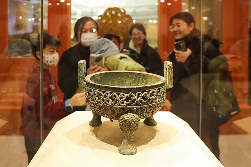 “尋蛇——藏在山西博物院里的蛇”展出的蟠蛇紋鏤空鼎。山西博物院供圖