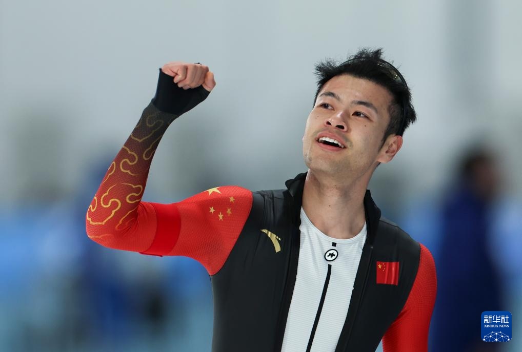 2月8日，寧忠?guī)r慶祝奪冠。新華社記者 王楷焱 攝