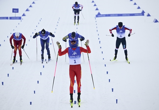 2月8日，王強（中）慶祝奪冠。新華社記者 張龍攝