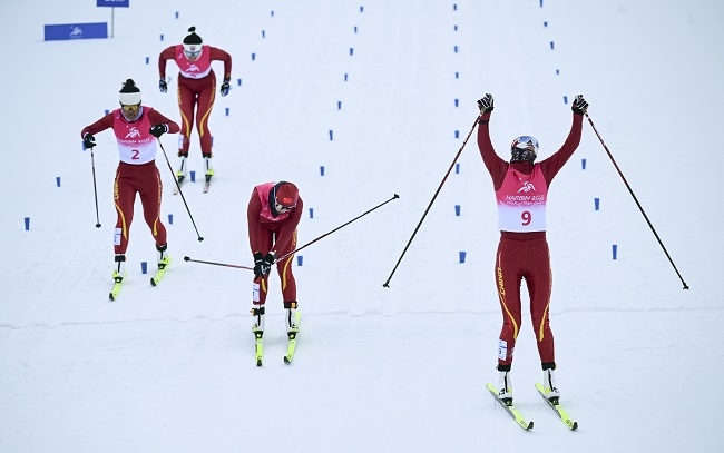 2月8日，李磊（右一）沖過終點后慶祝奪冠。新華社記者 張龍攝