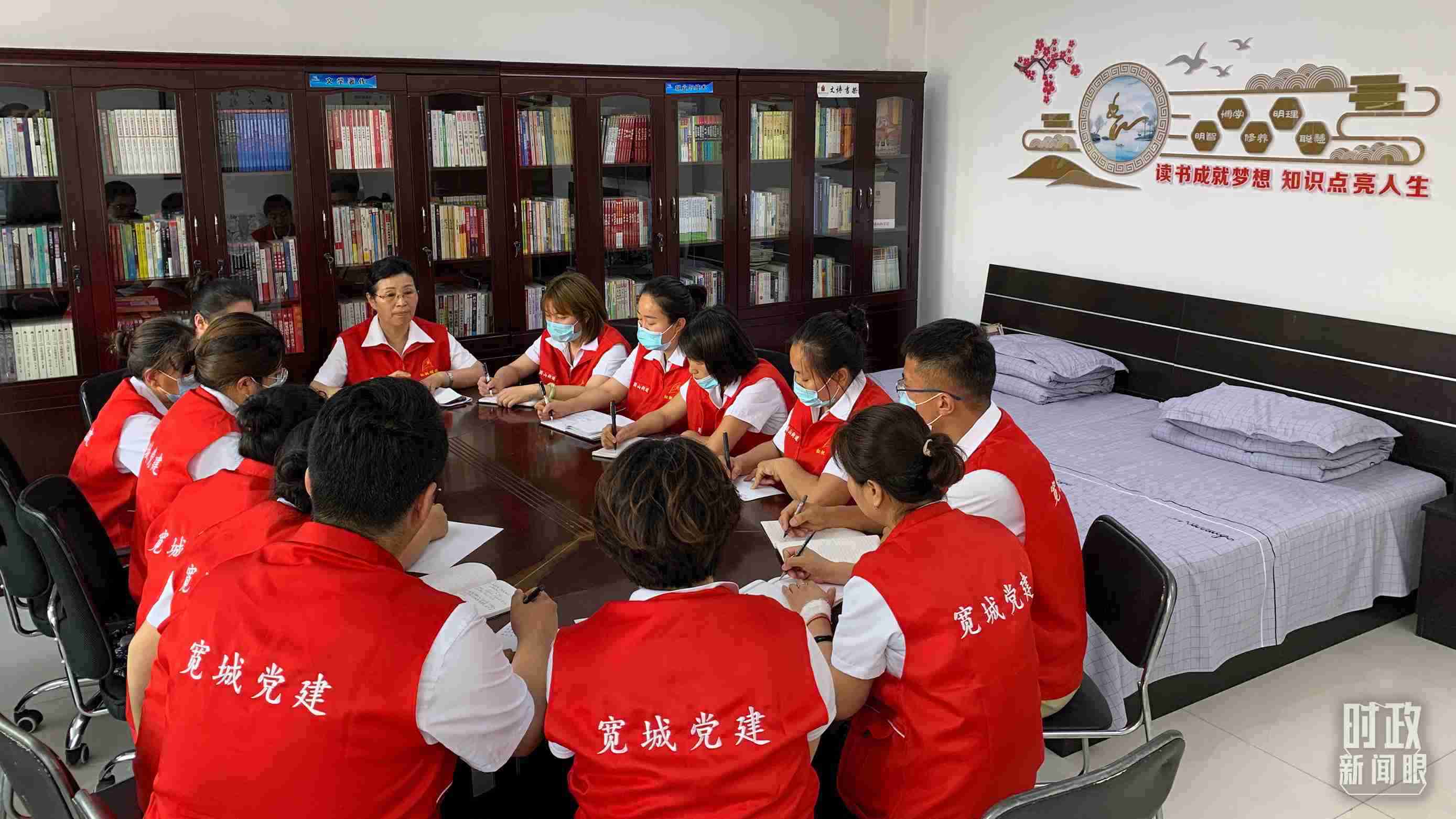 △吉林長(zhǎng)春，長(zhǎng)山花園社區(qū)黨建討論會(huì)。（總臺(tái)央視記者趙化拍攝）