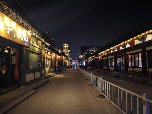 道歉公告發(fā)布后，夜晚10時(shí)的古城。人民網(wǎng)記者 黃鈺攝