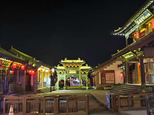 道歉公告發(fā)布后，凌晨5時(shí)的古城。人民網(wǎng)記者 黃鈺攝