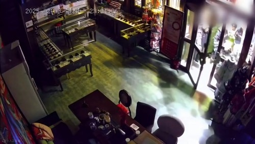 網(wǎng)傳“破門亮燈”畫面。網(wǎng)絡(luò)視頻截圖