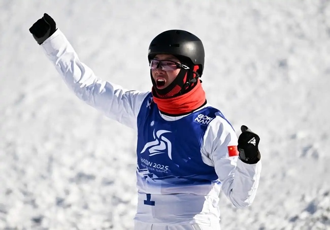 2月9日，李心鵬在比賽后慶祝。新華社記者 夏一方攝