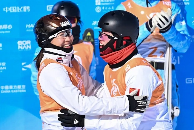 2月10日，中國隊(duì)選手李心鵬（前右）與徐夢桃慶祝。新華社記者 楊晨光攝