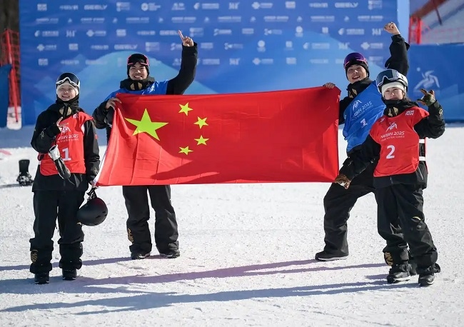 2月10日，中國(guó)隊(duì)選手張小楠、楊文龍、姜鑫杰與熊詩(shī)芮（從左至右）在比賽后慶祝。新華社記者 楊青攝