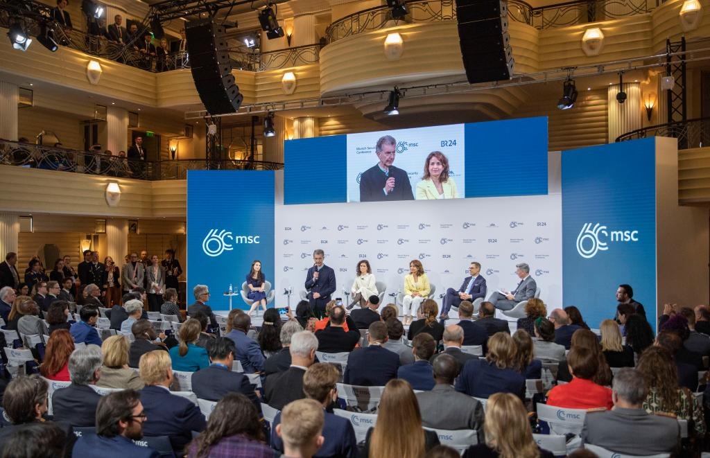 2024年2月18日，慕安會主席克里斯托夫·霍伊斯根（中左二）在德國慕尼黑舉行的第60屆慕尼黑安全會議上發(fā)表閉幕致辭。新華社記者 張帆 攝