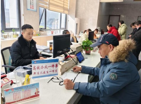 市民在 “高效辦成一件事” 窗口辦理業(yè)務。彭雪松攝