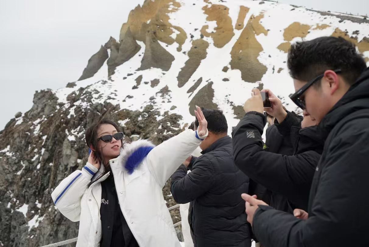 長(zhǎng)白山天池旁游客拍照留念。人民網(wǎng) 皇甫萬(wàn)里攝