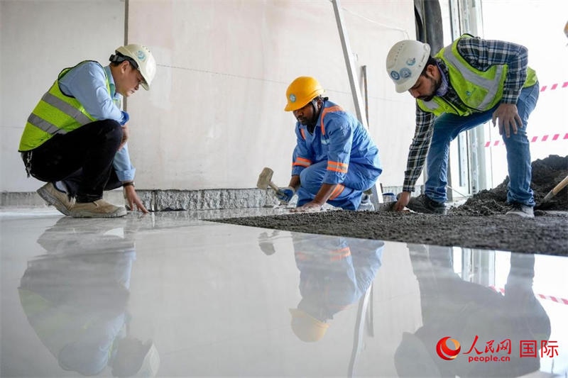 鋪地磚。人民網(wǎng)塔里克·易卜拉欣攝