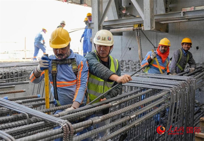 扎鋼筋。人民網(wǎng)塔里克·易卜拉欣攝