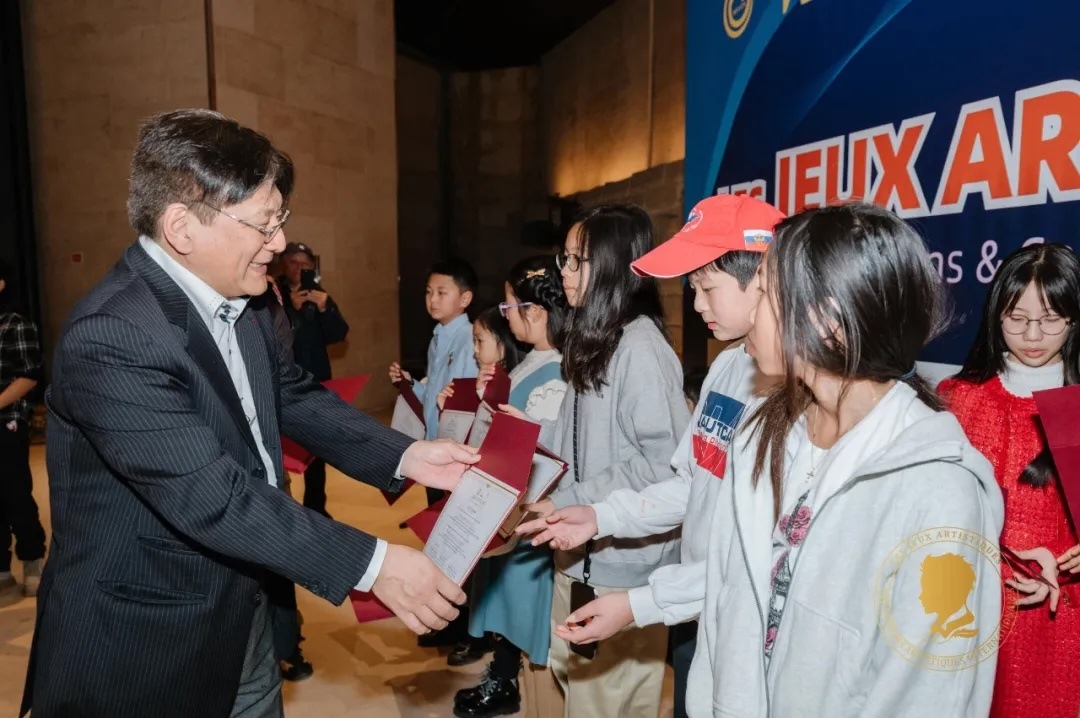 圖2：亞丁為獲獎兒童頒發(fā)證書。法中交流促進會供圖