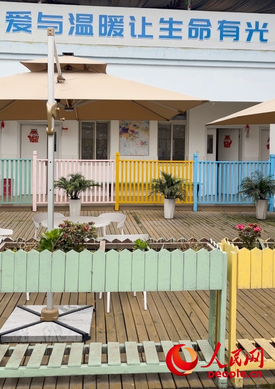 為讓“老小孩”住著開心，南泉鎮(zhèn)衛(wèi)生院設(shè)計成幼兒園風格。人民網(wǎng) 陳葉欣攝