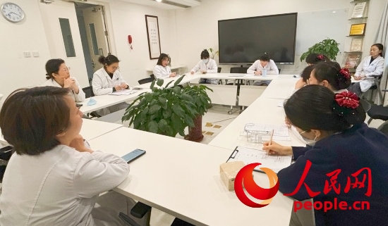 交班會上，海淀醫(yī)院安寧療護團隊討論患者和家屬需求。人民網(wǎng)記者 金慧慧攝