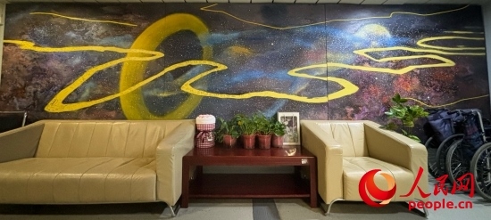 清華長(zhǎng)庚醫(yī)院掛著一幅名為“生命長(zhǎng)河”的畫，家屬將離世親人的名字寫在上面。人民網(wǎng) 陳葉欣攝