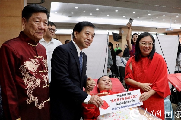 韓志強大使與獻(xiàn)血者代表合影。朱瀟逸攝