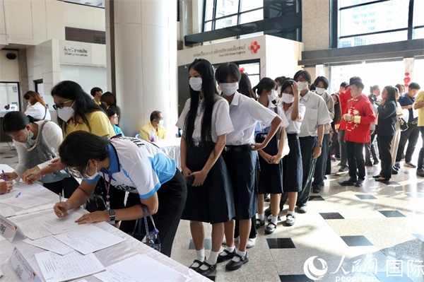 獻(xiàn)血者排隊填寫報名表。朱瀟逸攝