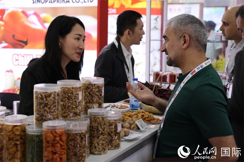 中外商家在第三十屆海灣食品展上交流。人民網(wǎng)記者 張志文攝