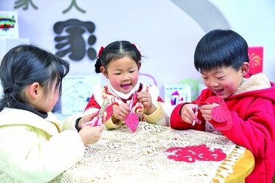 圖為孩子們在老師指導(dǎo)下制作蛇年主題剪紙。 新華社記者 徐昱攝