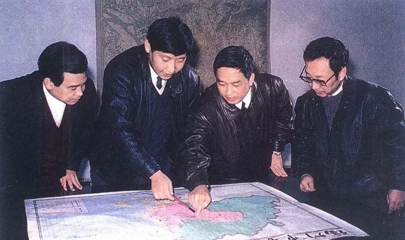 1991年12月，習(xí)近平與同事討論福州市戰(zhàn)略規(guī)劃設(shè)想。（圖源：《習(xí)近平在福州》）