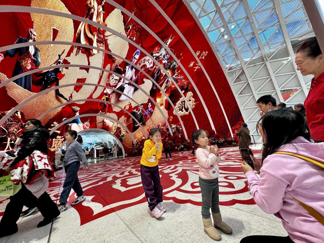 乙巳蛇年春節(jié)期間，影迷在《哪吒之魔童鬧?！肪薹笄芭恼沾蚩?。