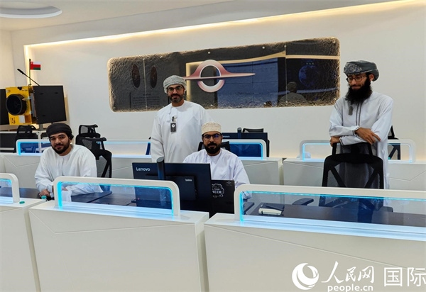 阿曼蘭斯航天公司員工在工作中。人民網(wǎng) 海瑟姆·穆扎恩攝