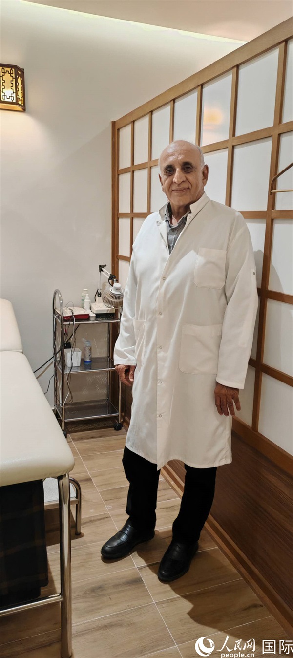 哈利勒在中醫(yī)診所。人民網(wǎng)記者 黃培昭攝