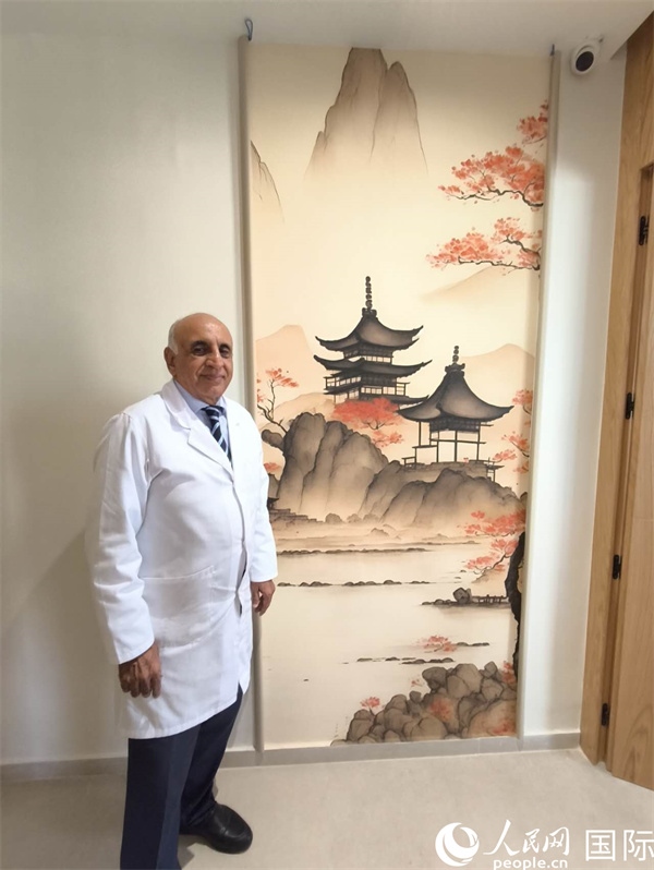 哈利勒的診所中國元素很濃。人民網(wǎng)記者 黃培昭攝