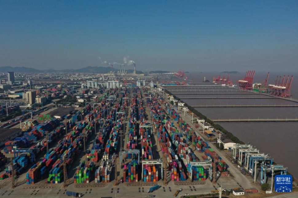  1月24日拍攝的寧波舟山港北侖港區(qū)集裝箱碼頭。 新華社記者 黃宗治 攝