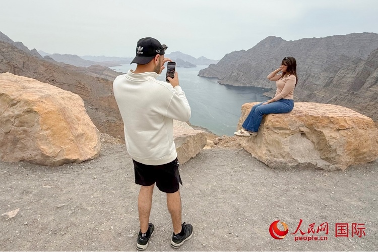 圖為游客參觀阿曼北部穆桑代姆峽灣。人民網(wǎng) 塔里克·易卜拉欣攝