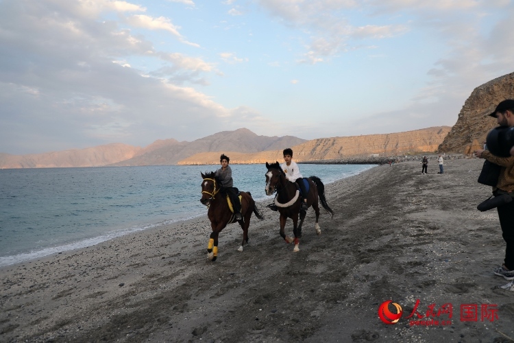 圖為游客在穆桑代姆一處海灘公園休閑玩耍。人民網(wǎng)記者 沈小曉攝