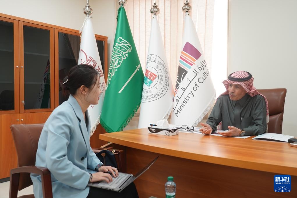 2月19日，“穆罕默德·本·薩勒曼王子沙特-中國(guó)文化合作獎(jiǎng)”（簡(jiǎn)稱“穆罕默德·本·薩勒曼王子獎(jiǎng)”）秘書(shū)長(zhǎng)阿卜杜勒·穆赫辛·阿基利（右）在沙特首都利雅得接受新華社記者專訪。新華社記者 尹炣 攝