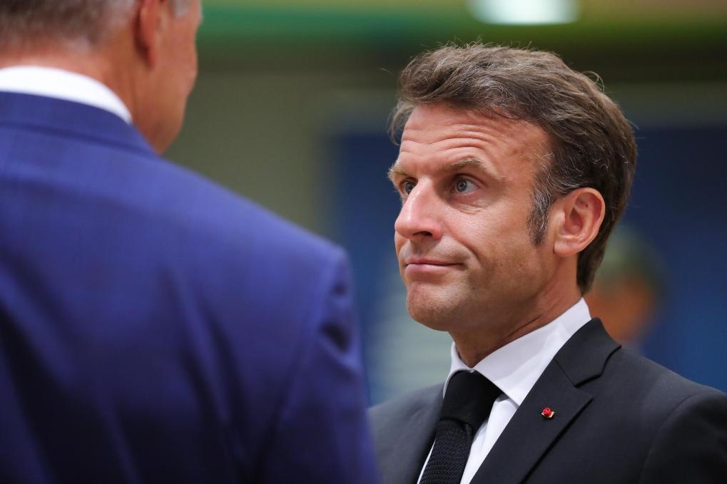 2023年6月29日，在比利時布魯塞爾，法國總統(tǒng)馬克龍（右）準(zhǔn)備出席歐盟峰會。新華社記者鄭煥松攝