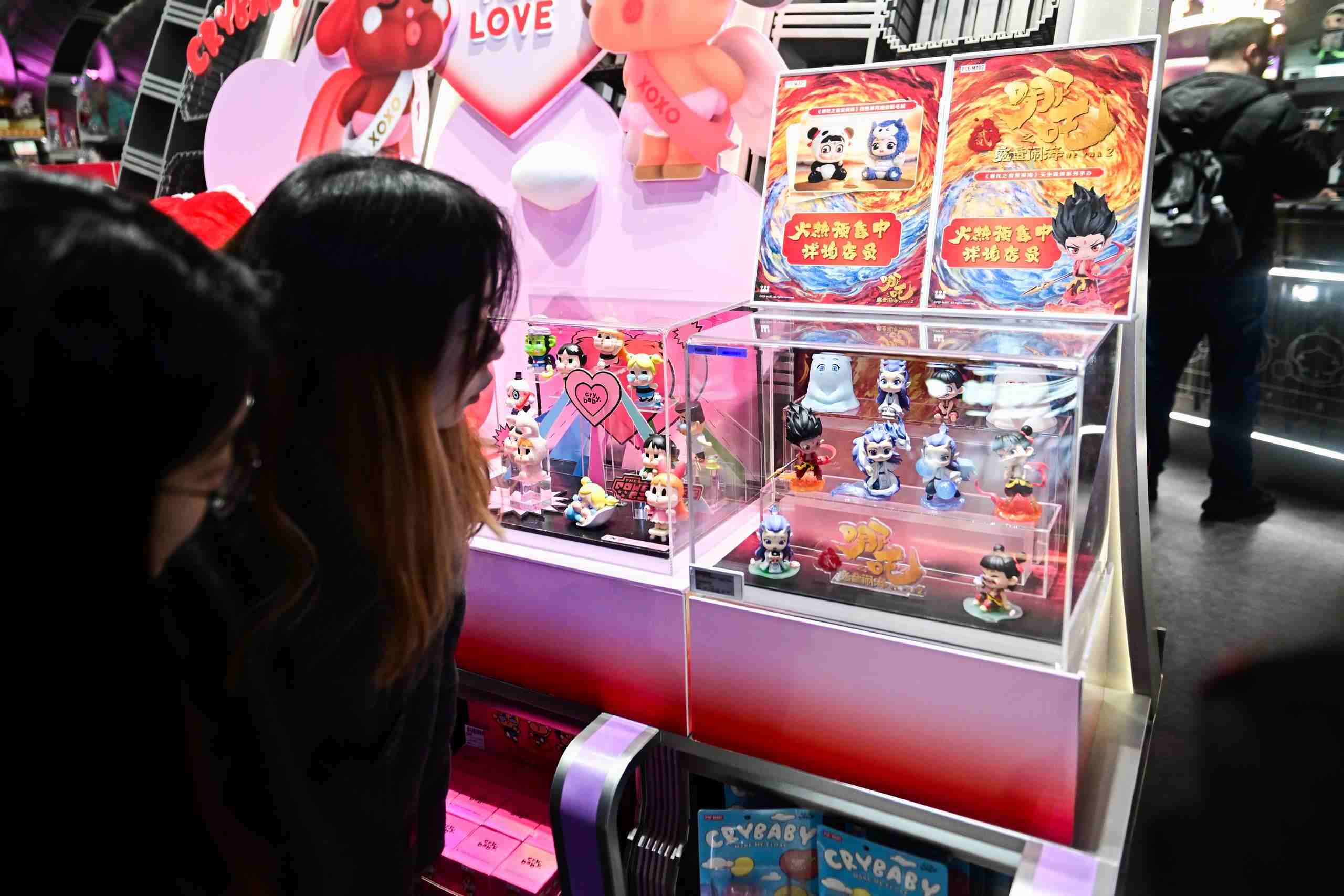 △2025年2月22日，上海，市民在圍觀《哪吒之魔童鬧海》相關(guān)手辦盲盒。