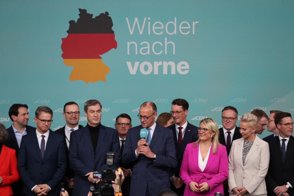 2月23日，在德國(guó)柏林的基督教民主聯(lián)盟總部，聯(lián)盟黨總理候選人默茨（中）在出口民調(diào)顯示領(lǐng)先后接受祝賀。新華社記者杜哲宇攝