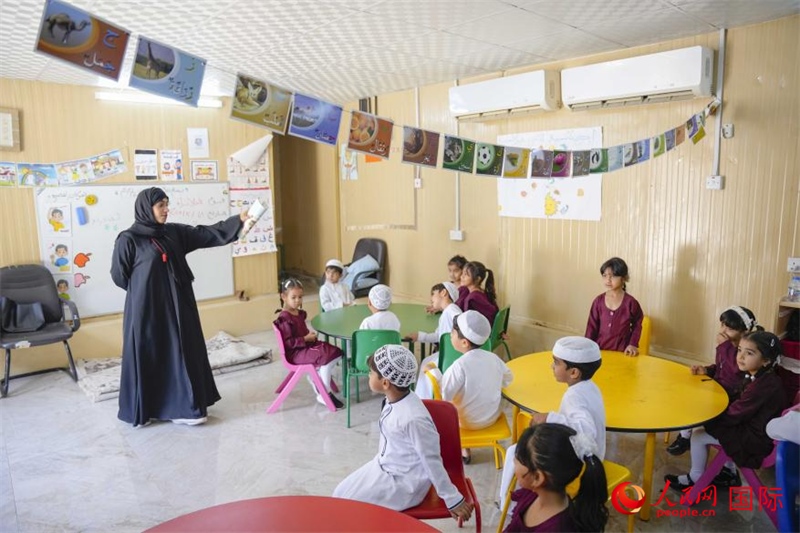 在庫(kù)姆扎爾的學(xué)校，老師正在給孩子們上課。人民網(wǎng) 塔里克·易卜拉欣攝