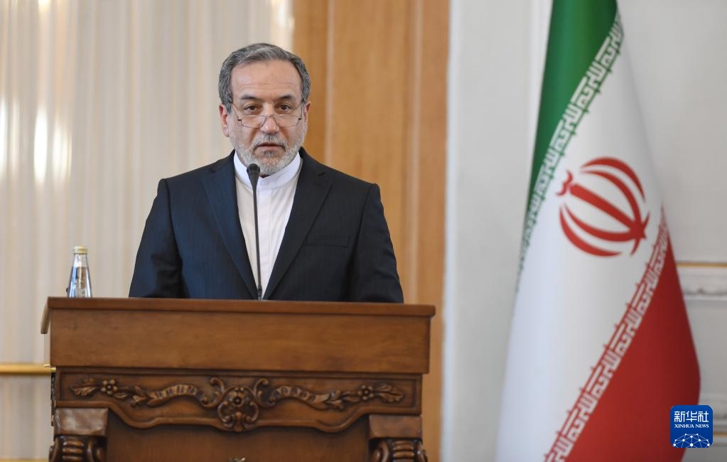 2月25日，在伊朗德黑蘭，伊朗外交部長阿拉格齊出席聯(lián)合新聞發(fā)布會。新華社記者 沙達(dá)提 攝