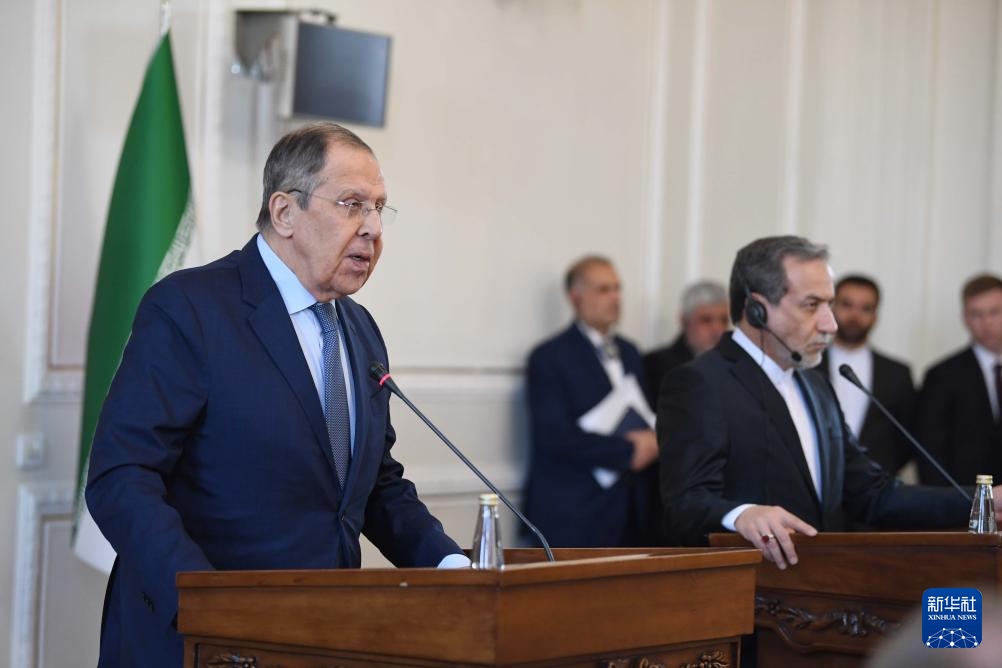 2月25日，在伊朗德黑蘭，俄羅斯外長拉夫羅夫（左）與伊朗外交部長阿拉格齊出席聯(lián)合新聞發(fā)布會。新華社記者 沙達(dá)提 攝