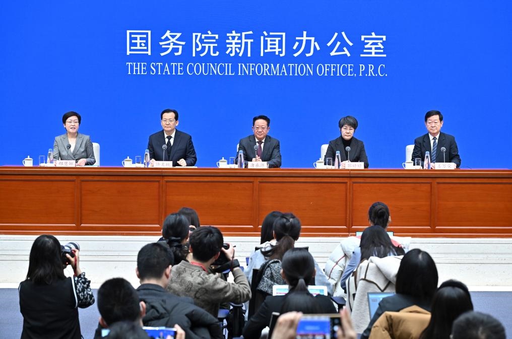 2月28日，國(guó)務(wù)院新聞辦公室在北京舉行國(guó)務(wù)院政策例行吹風(fēng)會(huì)，民政部副部長(zhǎng)唐承沛、財(cái)政部副部長(zhǎng)郭婷婷、自然資源部副部長(zhǎng)許大純、住房城鄉(xiāng)建設(shè)部副部長(zhǎng)姜萬(wàn)榮和國(guó)務(wù)院新聞辦公室新聞發(fā)言人介紹2024年國(guó)務(wù)院部門辦理全國(guó)人大代表建議和全國(guó)政協(xié)提案工作有關(guān)情況，并答記者問。新華社記者 李鑫 攝