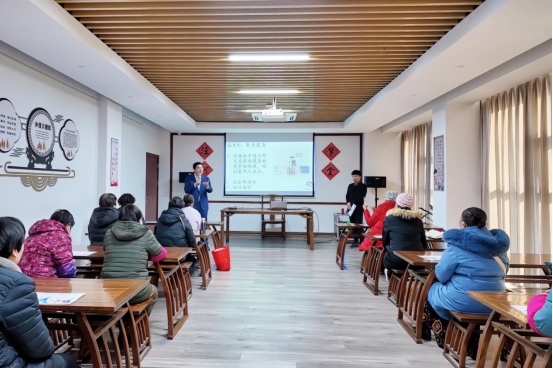 實(shí)踐支隊(duì)隊(duì)員在涇河村進(jìn)行反詐宣講。學(xué)校供圖