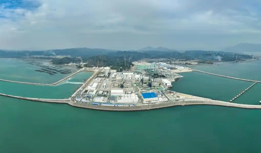 △2025年1月1日0時(shí)17分，經(jīng)過(guò)168小時(shí)滿功率連續(xù)運(yùn)行考核，漳州核電1號(hào)機(jī)組正式投入商業(yè)運(yùn)行。