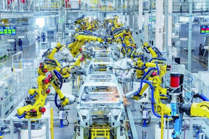 △重慶一家汽車工廠焊裝車間