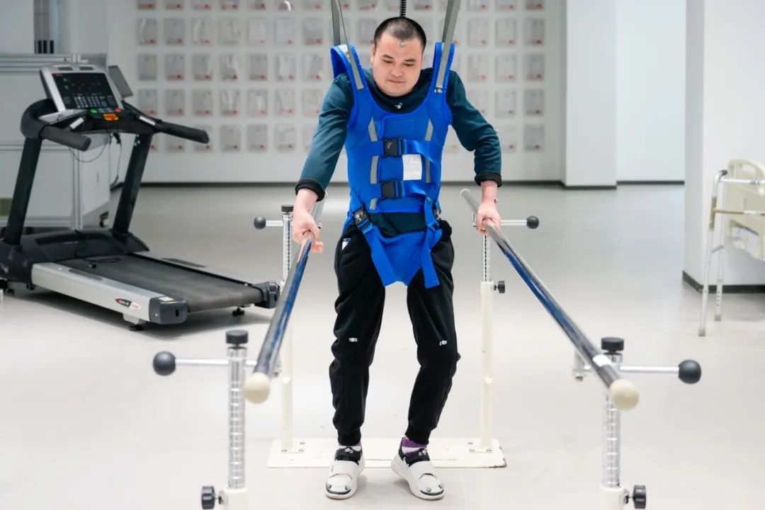 在術(shù)后第14天，患者依靠自身運(yùn)動(dòng)意圖行走。復(fù)旦大學(xué)供圖