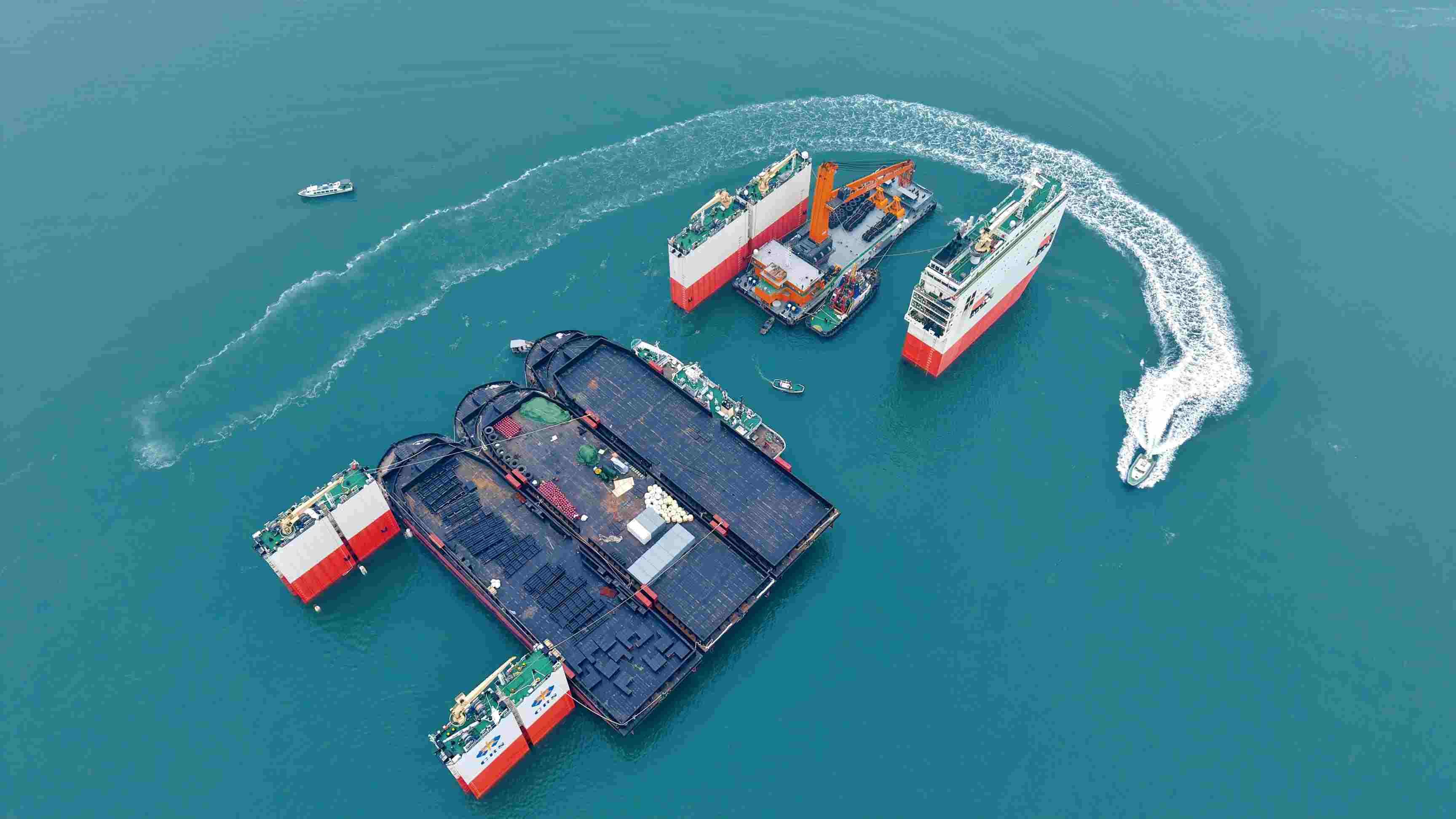 “華瑞龍”輪裝載13艘船舶前往幾內(nèi)亞。受訪方供圖