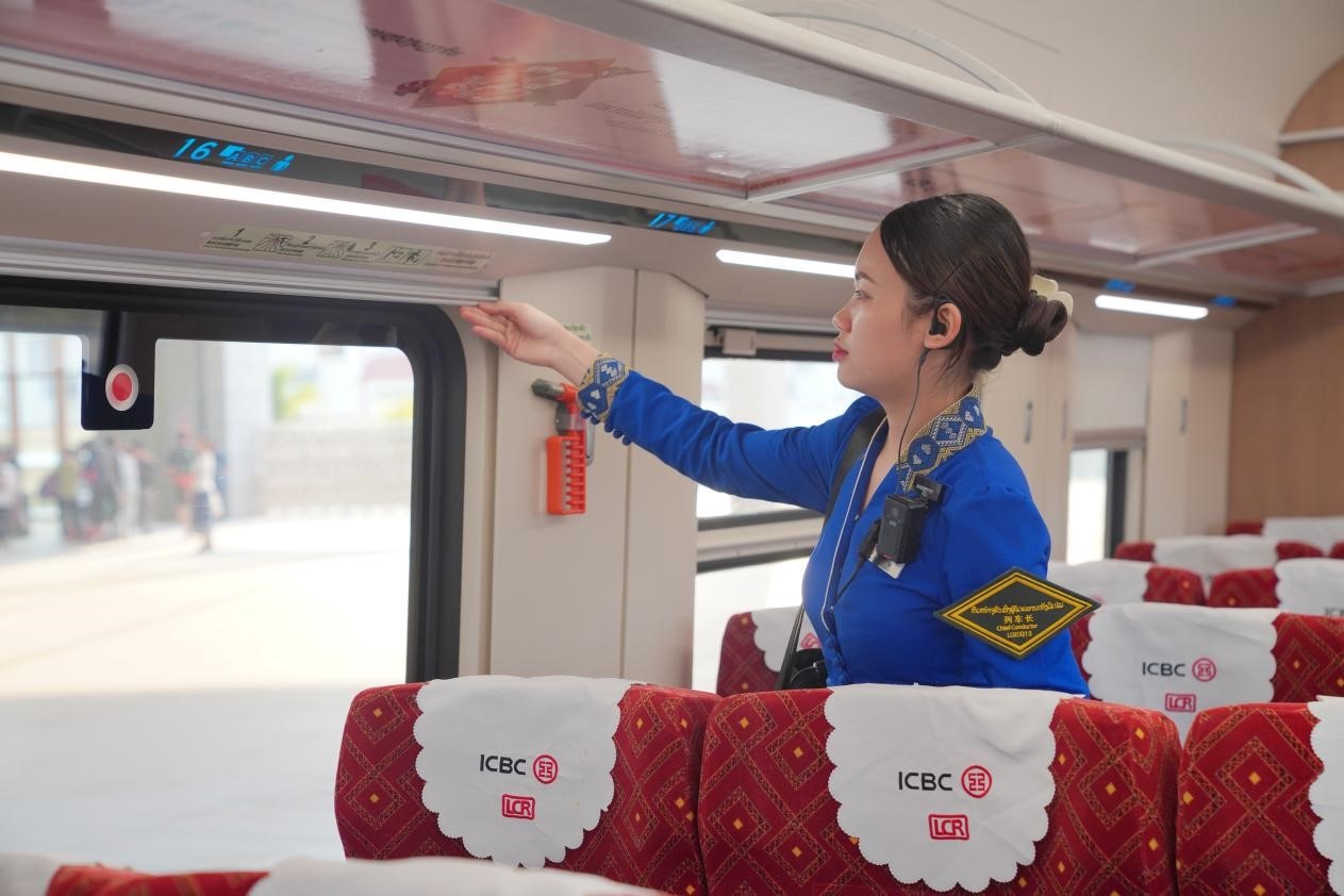 中老鐵路瀾滄號動車組列車長小麗正在進行車廂檢查。老中鐵路有限公司供圖