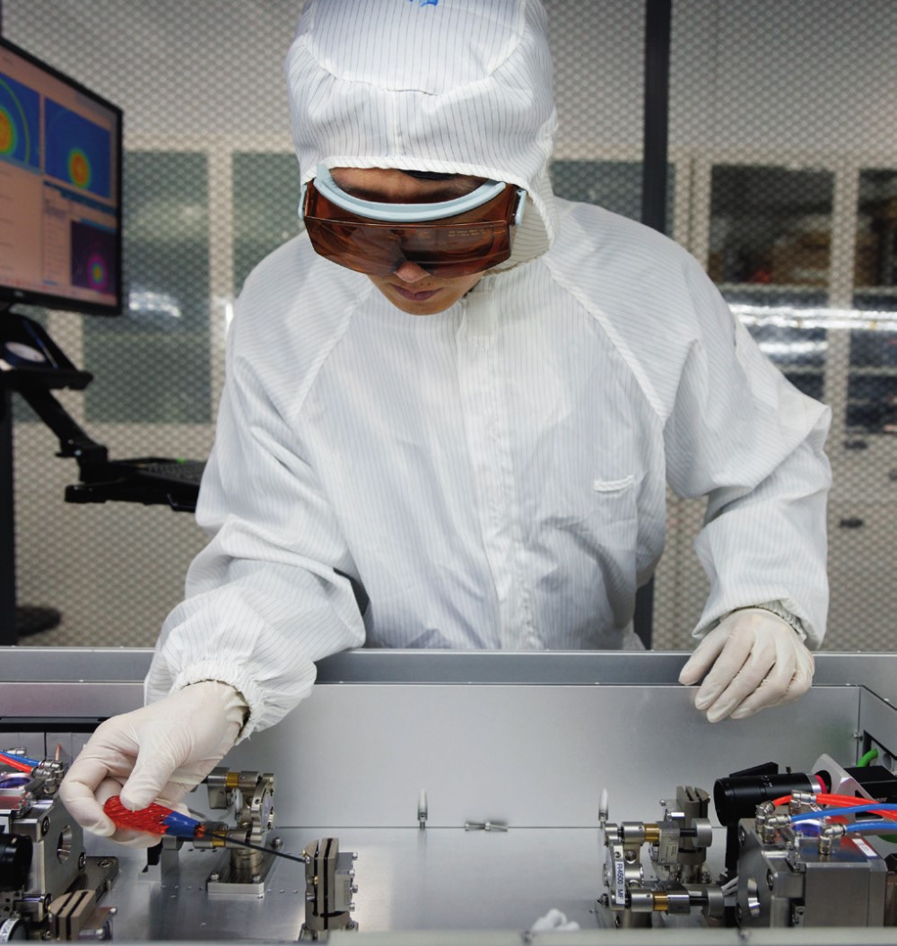 科研人員在廣東東莞阿秒科學(xué)中心實驗室調(diào)試高性能激光器（2025年1月10日攝）。金立旺攝/本刊