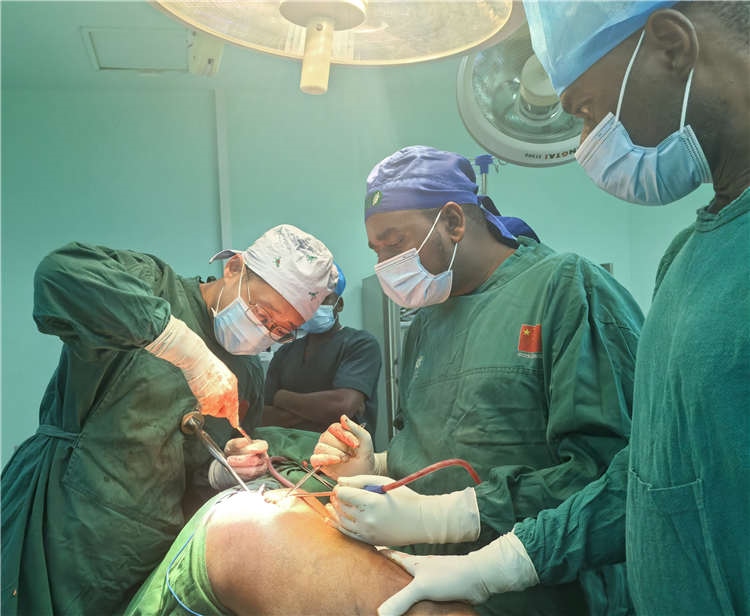 王磊醫(yī)師手術(shù)中。中國(guó)援桑醫(yī)療隊(duì)供圖